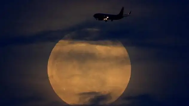 Süper Ay'ı havadan izletecek uçağın biletleri yok sattı
