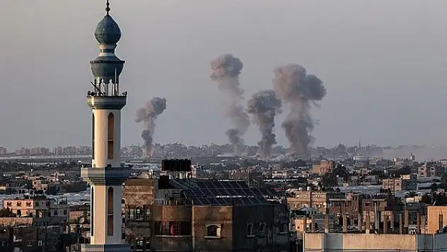 İsrail'in Han Yunus'taki hava saldırılarında iki katlı bina yıkıldı