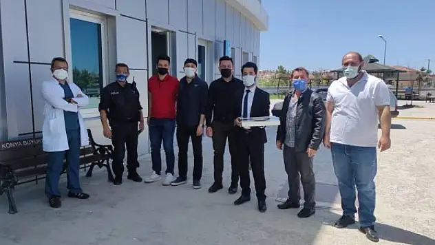 AK Partili gençler, sağlıkçılar ve polislerle bayramlaştı