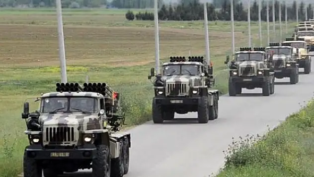 Azerbaycan ordusu 15 bin askerle tatbikata başladı