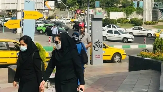 İran'da son 24 saatte 303 kişi Kovid-19'dan hayatını kaybetti