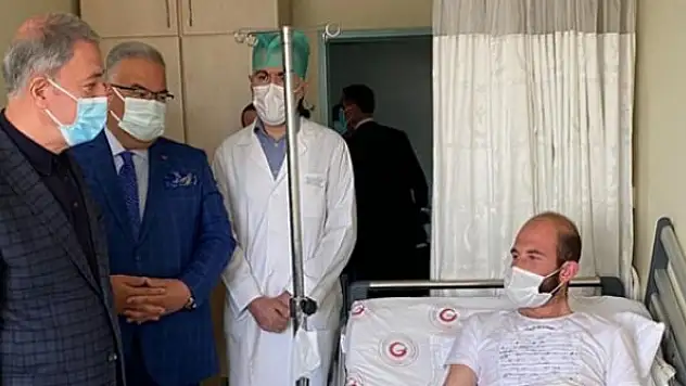 Bakan Akar'dan yaralı askerlere ziyaret