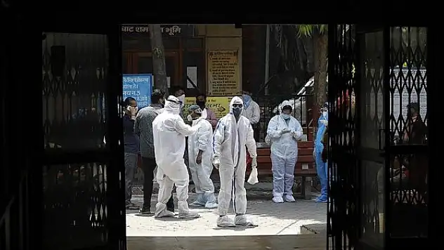 Hindistan'da Kovid-19 vaka sayıları 25 milyona yaklaştı
