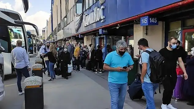 'Kademeli normalleşme'nin ilk gününde otogar ve havalimanlarında hareketlilik