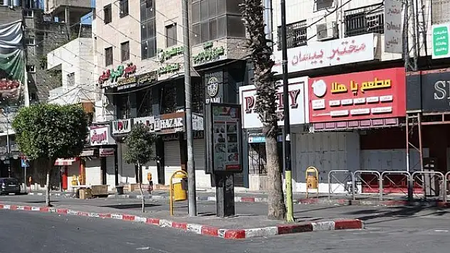 Filistinliler İsrail'in saldırılarına tepki için greve gitti