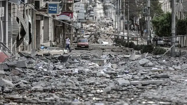 İsrail Gazze'de bir cami ile 12 sivil yerleşim alanını bombaladı