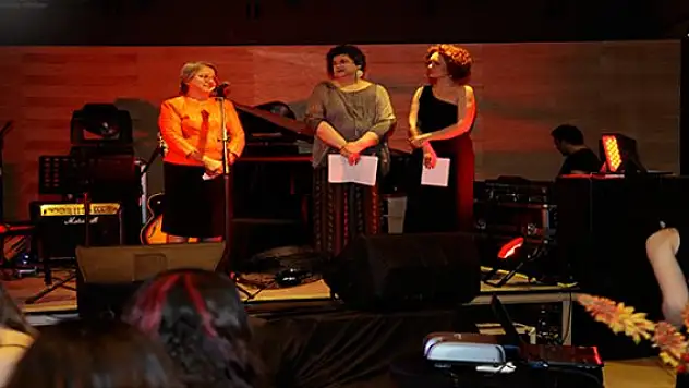 Tüm şarkılar 'Mor Çatı'ya