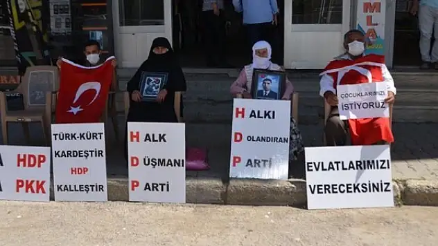 3 aile HDP binası önünde oturma eylemi yaptı