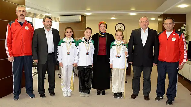 Altın kızlardan Başkan Toru'ya ziyaret