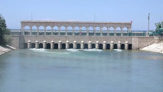 Tarihi taş köprü 24 saat canlı izleniyor