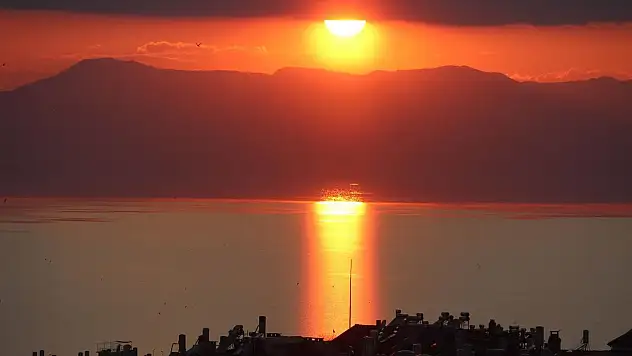 Beyşehir gölünde güneşin batışı bir başka güzel