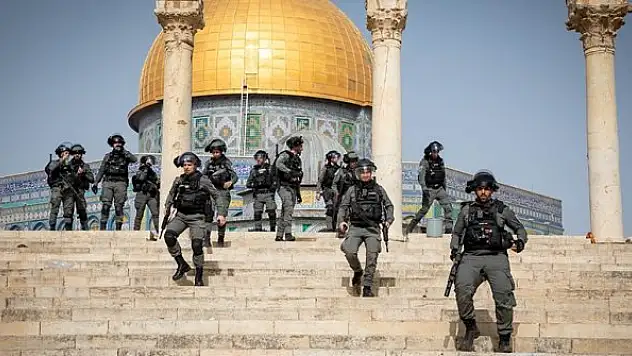 İsrail polisi Mescid-i Aksa'daki cemaate ses bombalarıyla saldırdı