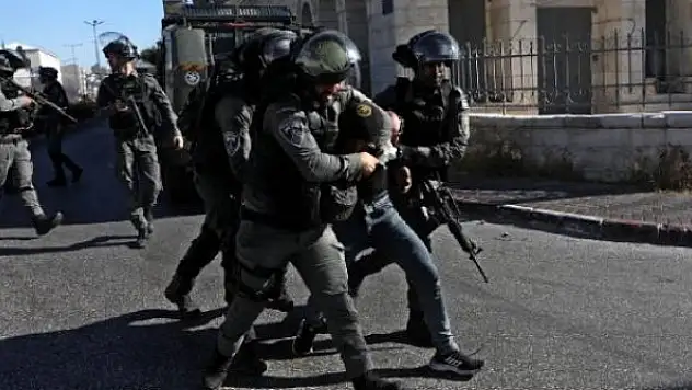İsrail güçleri 50 Filistinliyi gözaltına aldı