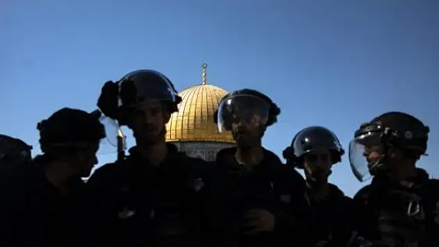 Sivil Yahudi işgalciler Mescid-i Aksa'ya baskın düzenledi