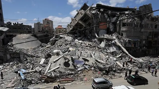 İsrail'in Gazze'ye düzenlediği saldırılarda binlerce kitap yok oldu