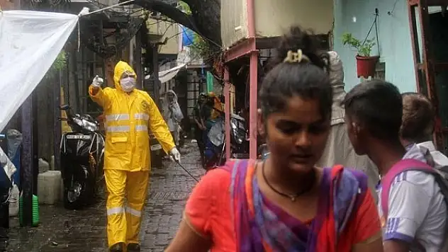 On binlerce kişi kasırga nedeniyle tahliye edildi