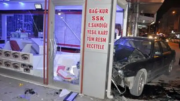 Otomobil gözlükçü dükkanına girdi: 1 yaralı