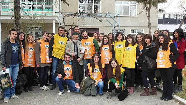 Üniversiteli gençlerden huzurevi ziyareti