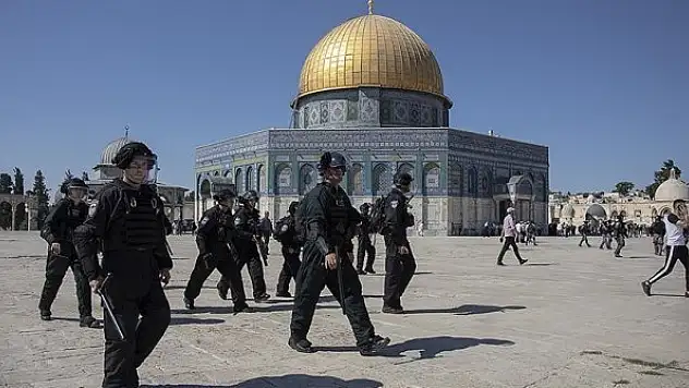 Onlarca fanatik Yahudi Mescid-i Aksa'ya baskın düzenledi