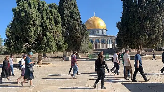 Fanatik Yahudiler Mescid-i Aksa'ya baskın düzenledi