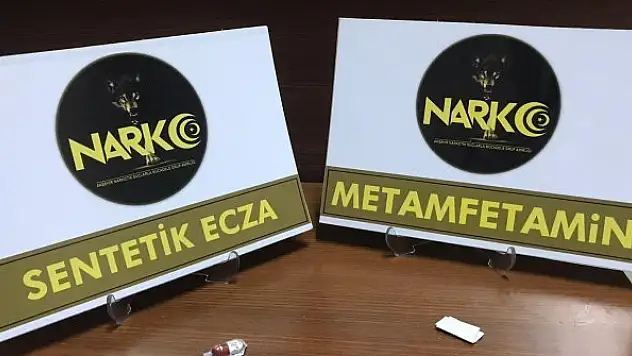 Polisi görüp uyuşturucuyu yere atan şüpheli yakalanmaktan kurtulamadı