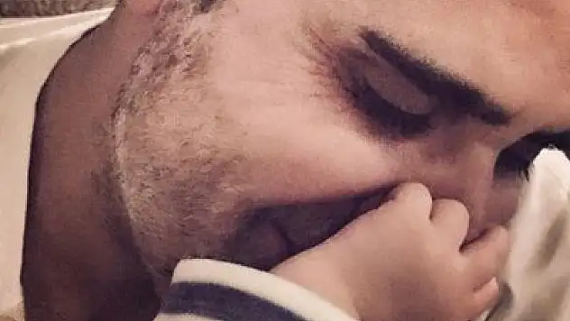 Emrah oğlunun yüzünü gösterdi