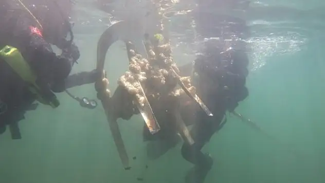 Jandarma SAK Timi denizde atık topladı