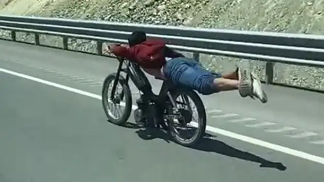 Konya'da motosiklet üstünde tehlikeli yolculuk