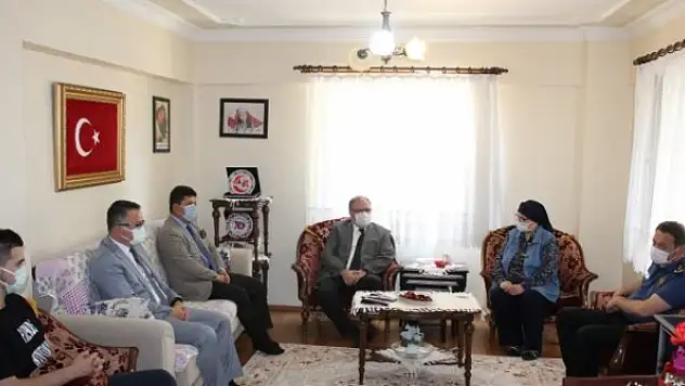 Şehit Aybüke öğretmenin annesi yalnız bırakılmadı