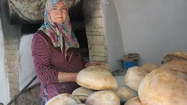 Ailesi için taş fırında pişirdiği köy ekmekleri gelir kaynağı oldu