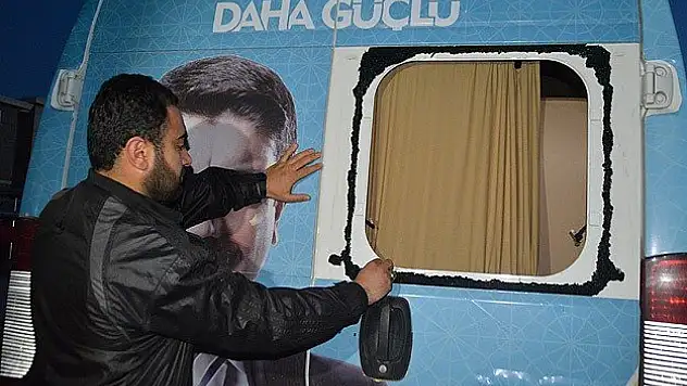 AK Partili Aktay'ın seçim minibüsüne saldırı