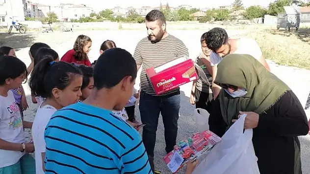 Konya'da şehit annesi çocuklara oyuncak ve çikolata dağıttı