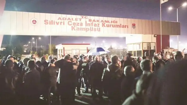 Katibi rehin al, kapıyı kilitle