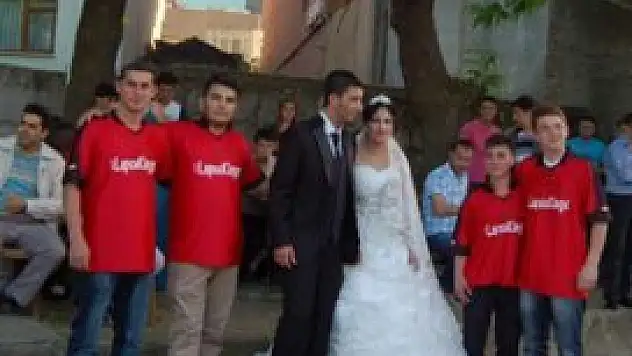Nikah masasından kalkıp maça koştu!