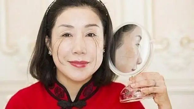 Doktorlar nedenini açıklayamıyor: Çinli kadın kirpikleriyle dünya rekoru kırdı