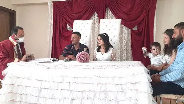 Meşe, genç çiftin mutluluğuna orta oldu