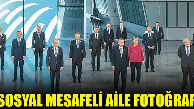 Sosyal mesafeli aile fotoğrafı
