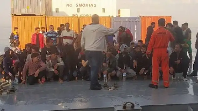 Türk kaptan Akdeniz'de 97 göçmeni kurtardı