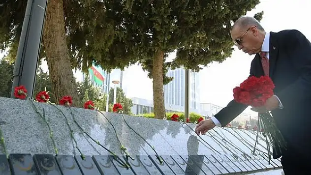 Cumhurbaşkanı Erdoğan, Bakü'de şehitliği ziyaret etti