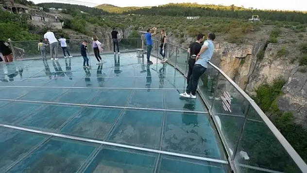 Türkiye'nin ilk cam seyir terası yeniden misafirlerini ağırlamaya başladı