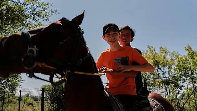 Engelli çocuklar ata binerek tedavi oluyor