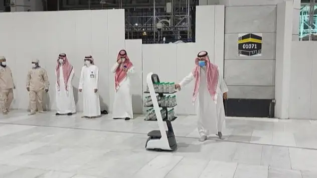 Hac ziyaretinde zemzem suyunu robotlar dağıtacak