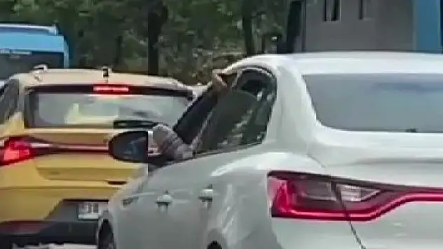 Ayağını camdan çıkaran sürücüye 288 lira ceza