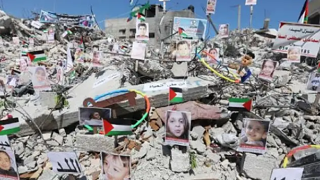 İsrail saldırılarında ölen çocukların fotoğrafları bir enkazda sergilendi