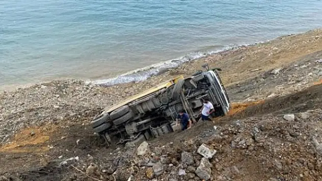Kamyon uçurumdan düştü, sürücü yara almadan kurtuldu