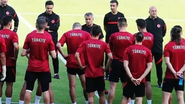 Milli Takım'da iki futbolcu birbirine girdi!