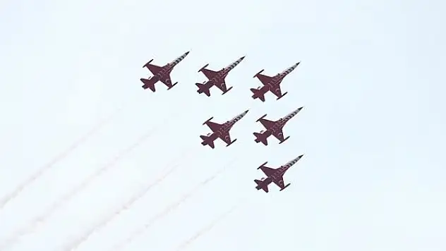 'Türk Yıldızları' Sakarya semalarında selamlama uçuşu yaptı