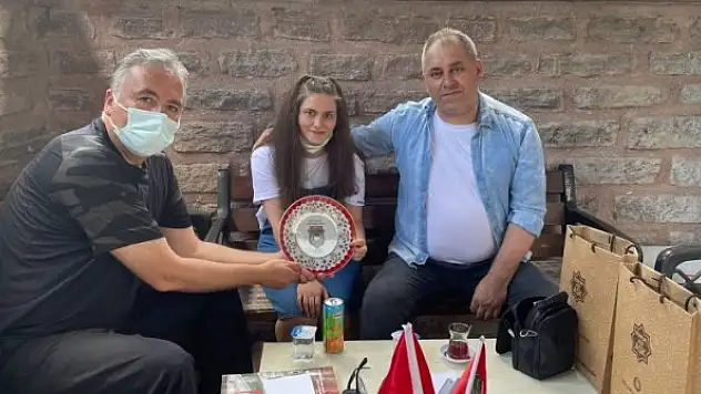 Liseli Nisanur'dan örnek davranış