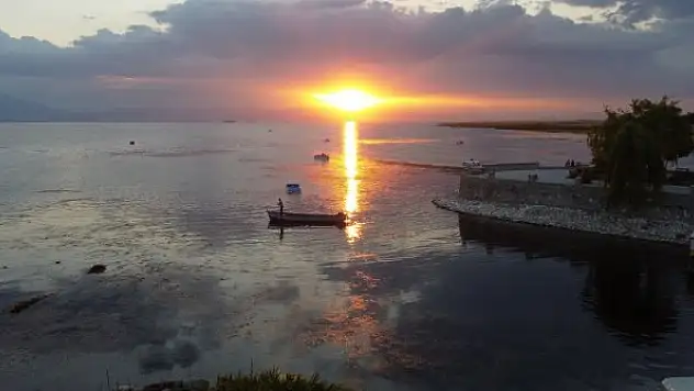 Beyşehir Gölü'nde günbatımı güzelliği