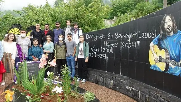 Sanatçı Kazım Koyuncu, vefatının 16. yılında Artvin'deki kabri başında anıldı